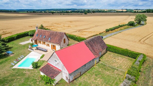 A large house with a red roof, a swimming pool, and a well-maintained lawn. - So Villa Buisson (41) - Heated swimming pool - Volleyball - 2h from Paris- 30p. (Couëtron-au-Perche)