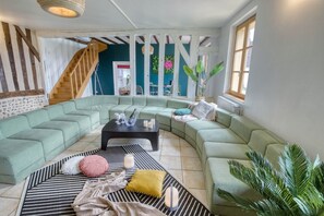 Televisión, chimenea, videojuegos y futbolito