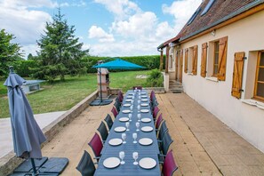 Outdoor dining - So Villa Buisson (41) - Heated swimming pool - Volleyball - 2h from Paris- 30p. (Couëtron-au-Perche)
