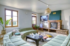 Televisión, chimenea, videojuegos y futbolito
