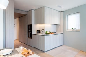 Refrigerador, microondas, placa de cocina, cafetera/tetera