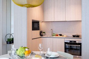 Réfrigérateur, four à micro-ondes, surface de cuisson, cafetiÚre-théiÚre