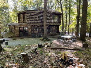 Outdoor dining - One-of-a-kind contemporary ski lodge in the heart of Rib Mountain State Park (Wausau)