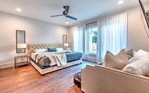 4 habitaciones, escritorio y tabla de planchar con plancha