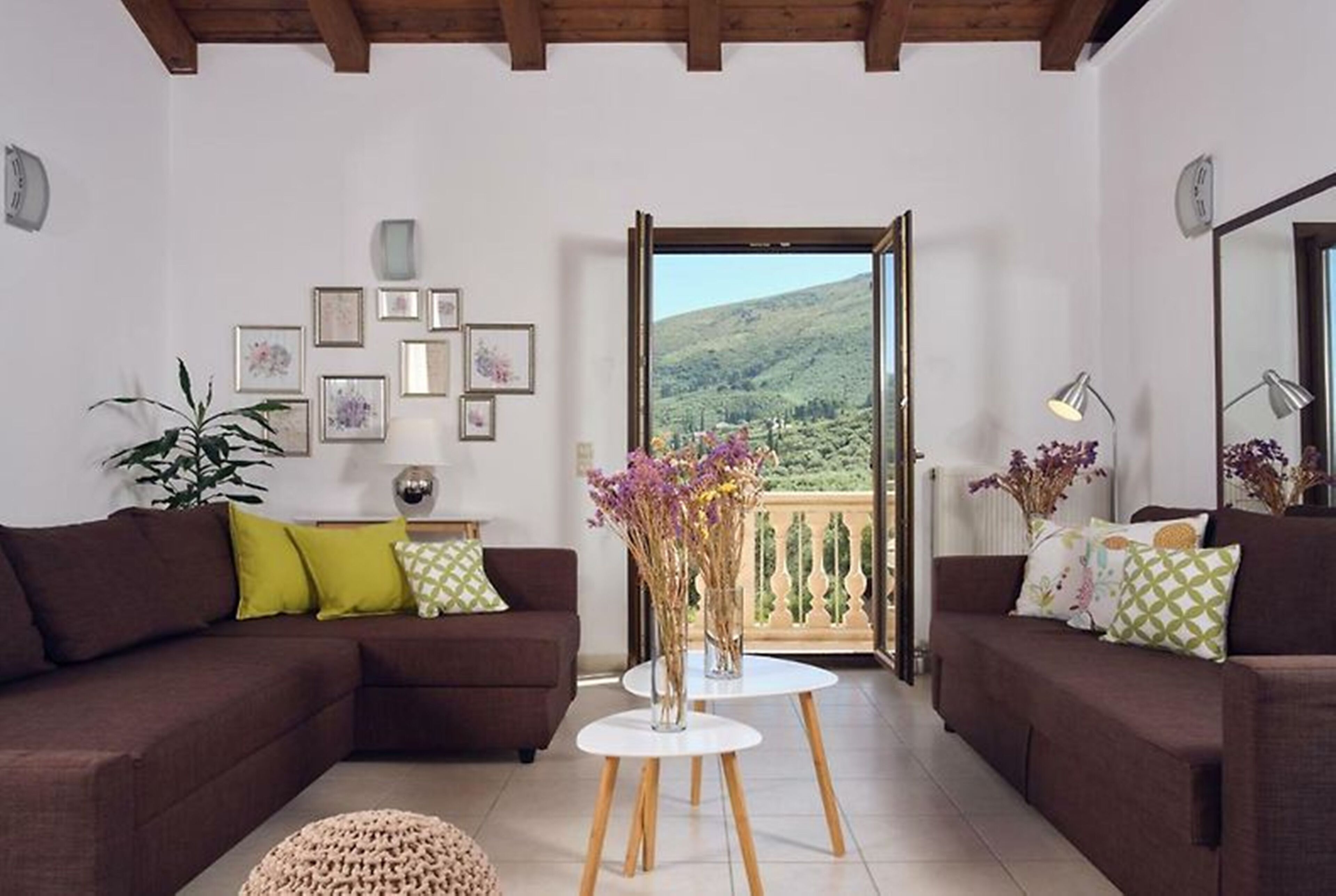 Smart TV, fireplace, books, stereo