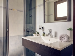 Badewanne, umweltfreundliche Kosmetikartikel, Haartrockner, Handtücher