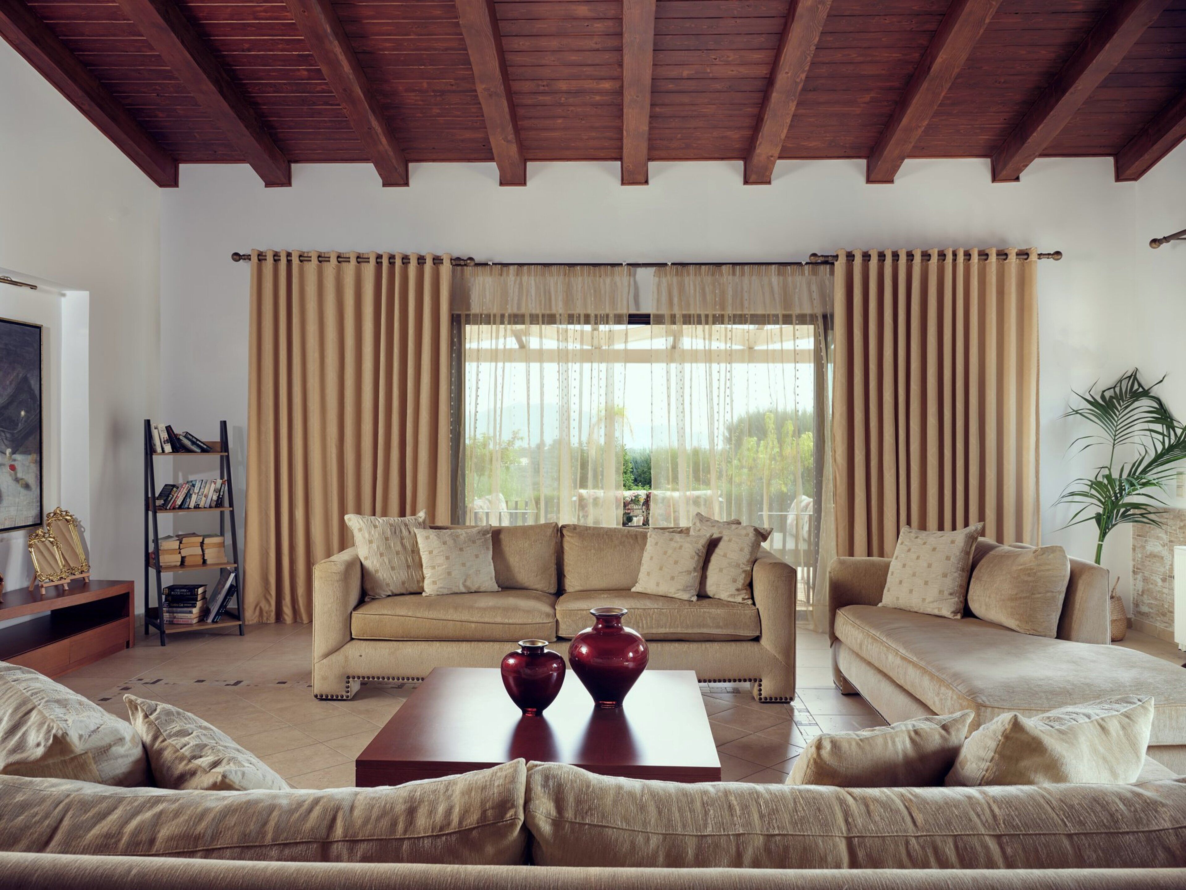 Smart TV, fireplace, books, stereo