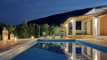 AuĂenpool, beheizter Pool, LiegestĂŒhle