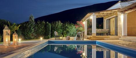 Piscine extérieure, piscine chauffée, chaises longues