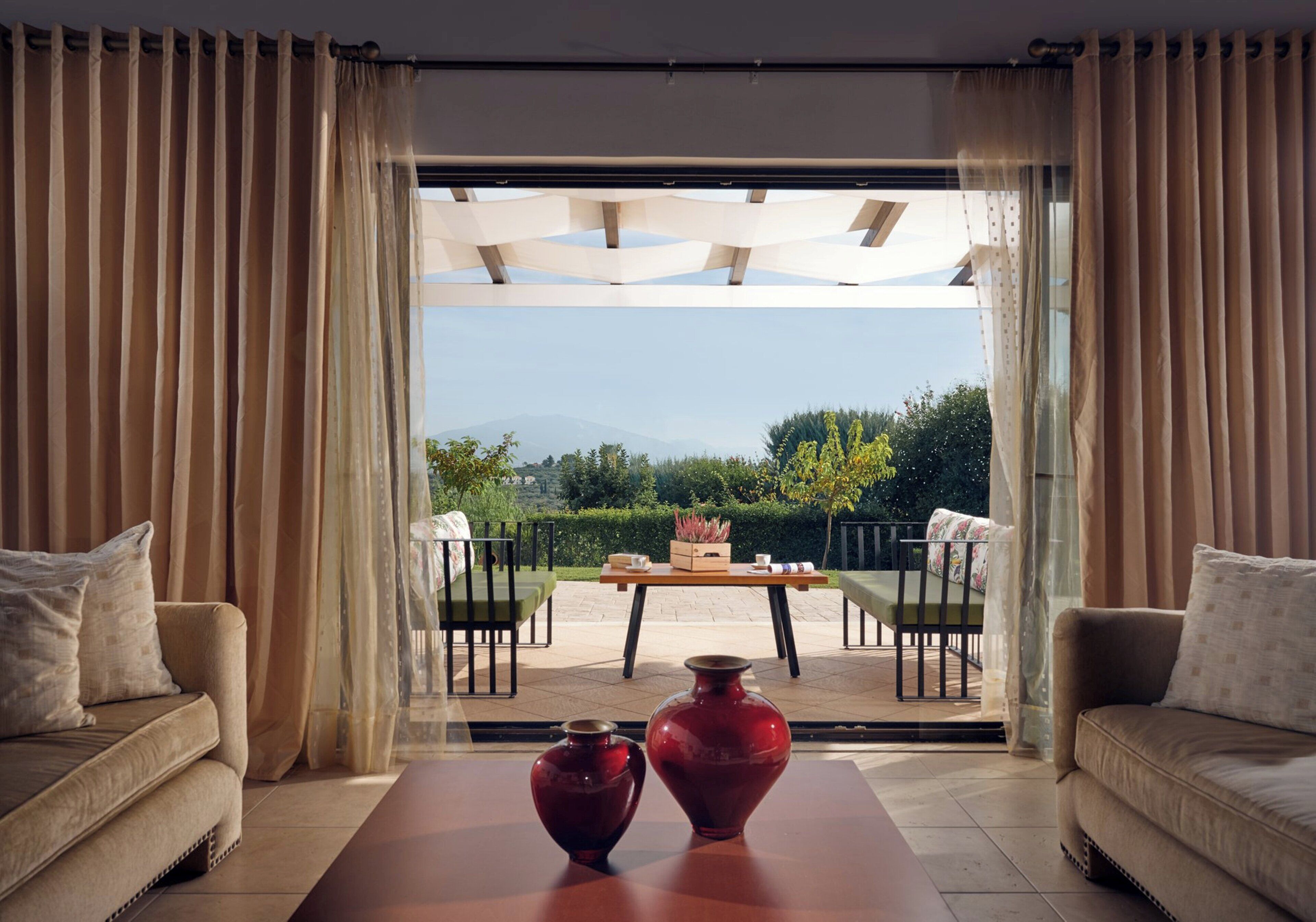 Smart-TV, Kamin, Bücher, Stereoanlage