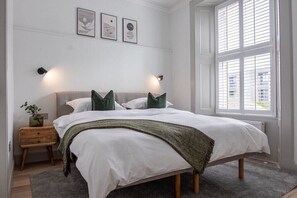 5 bedrooms, iron/ironing board, free WiFi, bed sheets