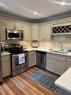 Coffee/tea maker, fridge, microwave, oven