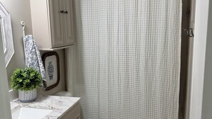 Ensemble douche/baignoire, sèche-cheveux, serviettes fournies