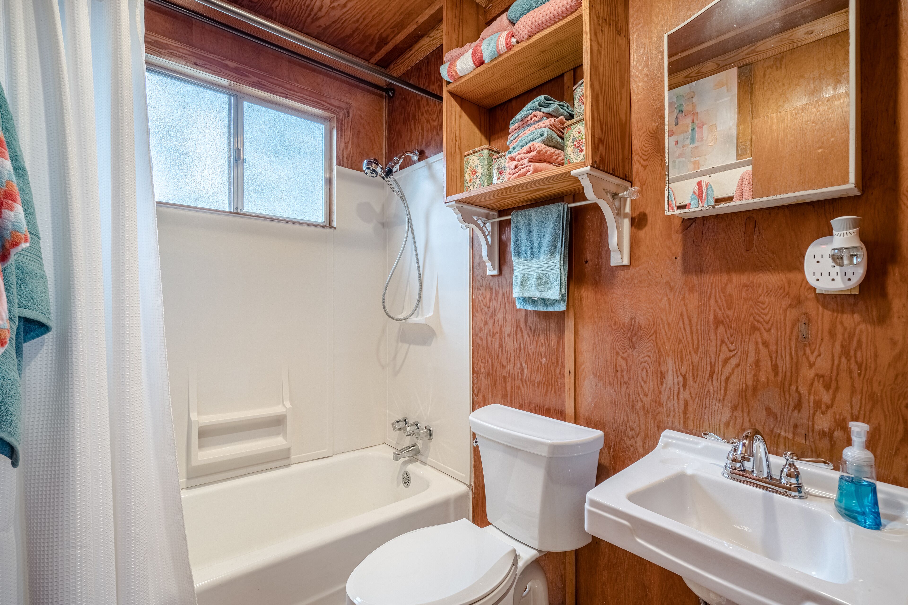 Combined shower/tub, towels, toilet paper