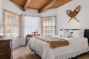 5 bedrooms, desk, iron/ironing board, WiFi