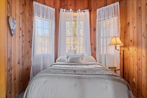 5 bedrooms, desk, iron/ironing board, WiFi