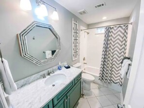 Ducha y bañera combinadas, secador de pelo, toallas y jabón