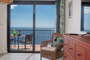 TV - Nearer to the Sea than the sky, an amazing views and peaceful escape. (Arco da Calheta)