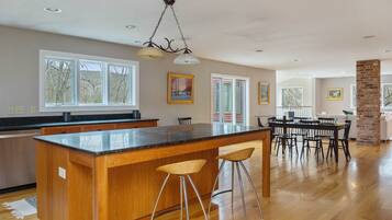 Luxury House, 3 Bedrooms, Non Smoking | Dapur peribadi | Peti sejuk/penyejuk beku saiz penuh, ketuhar gelombang mikro, ketuhar