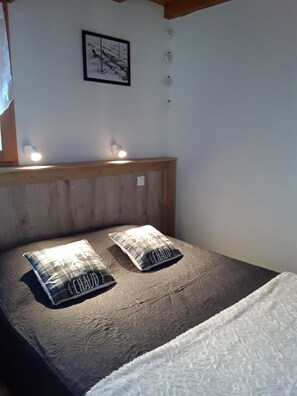 2 makuuhuonetta, silitysrauta/-lauta