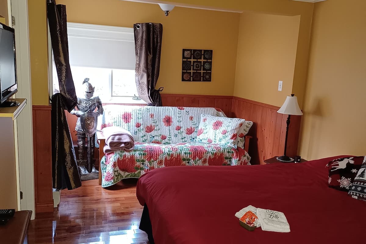 Habitación familiar, 1 cama Queen size y sofá cama | Edredón, wifi gratis y ropa de cama