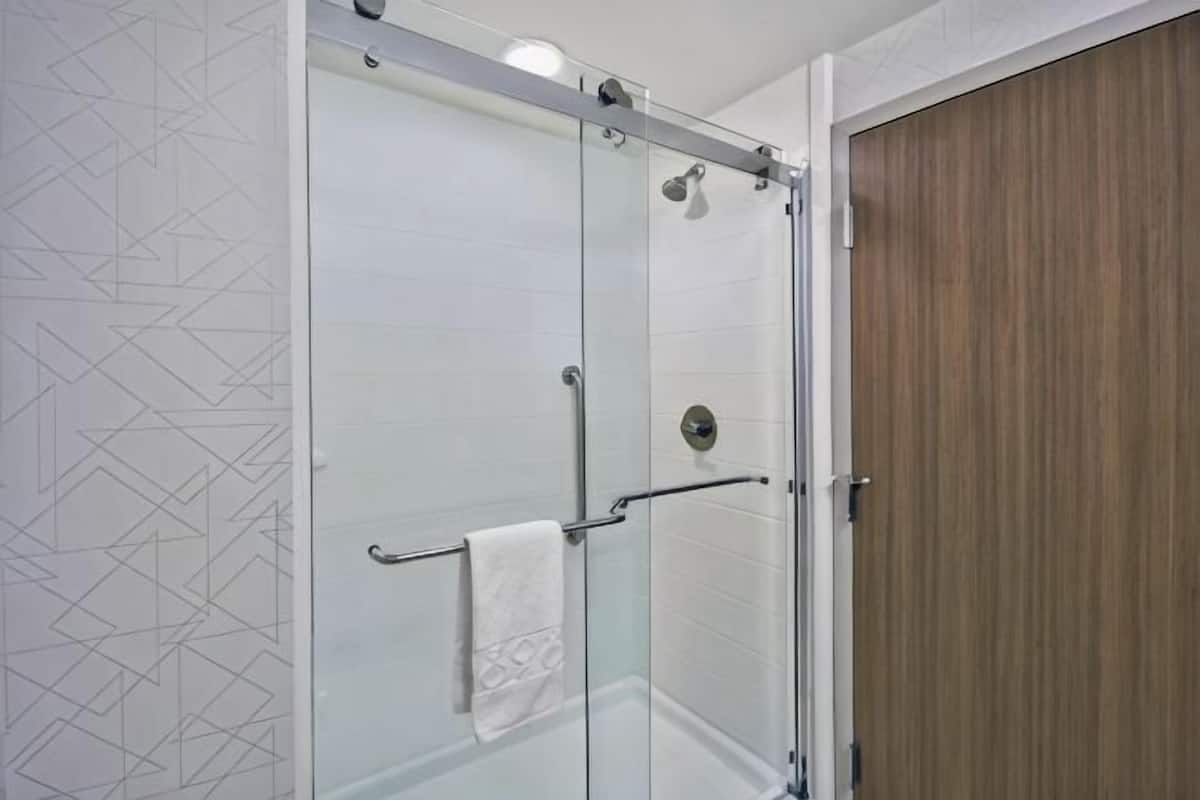 Baño | Secadora de cabello, toallas, jabón, shampoo