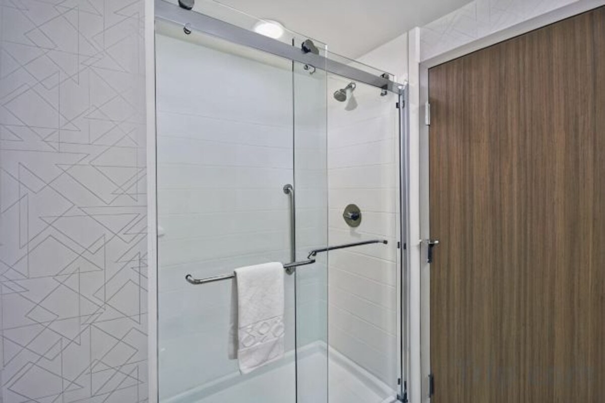 Baño | Secadora de cabello, toallas, jabón, shampoo 