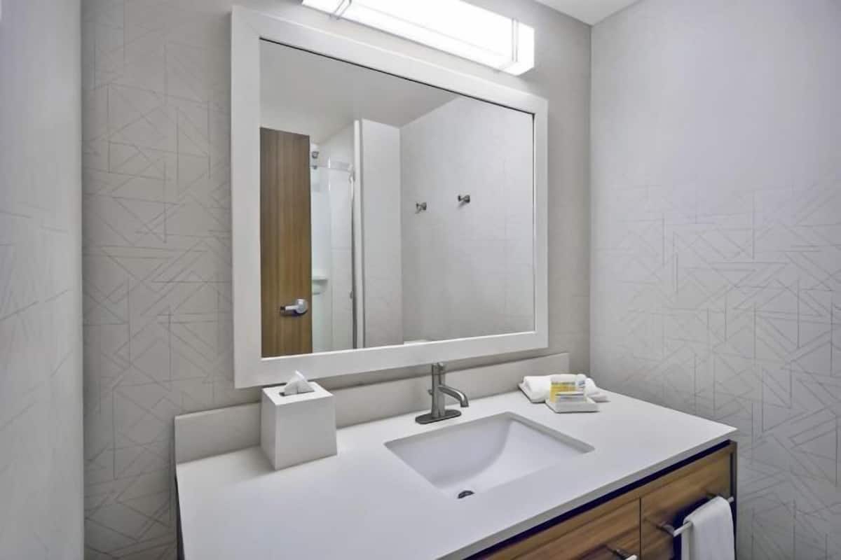 Baño | Secadora de cabello, toallas, jabón, shampoo