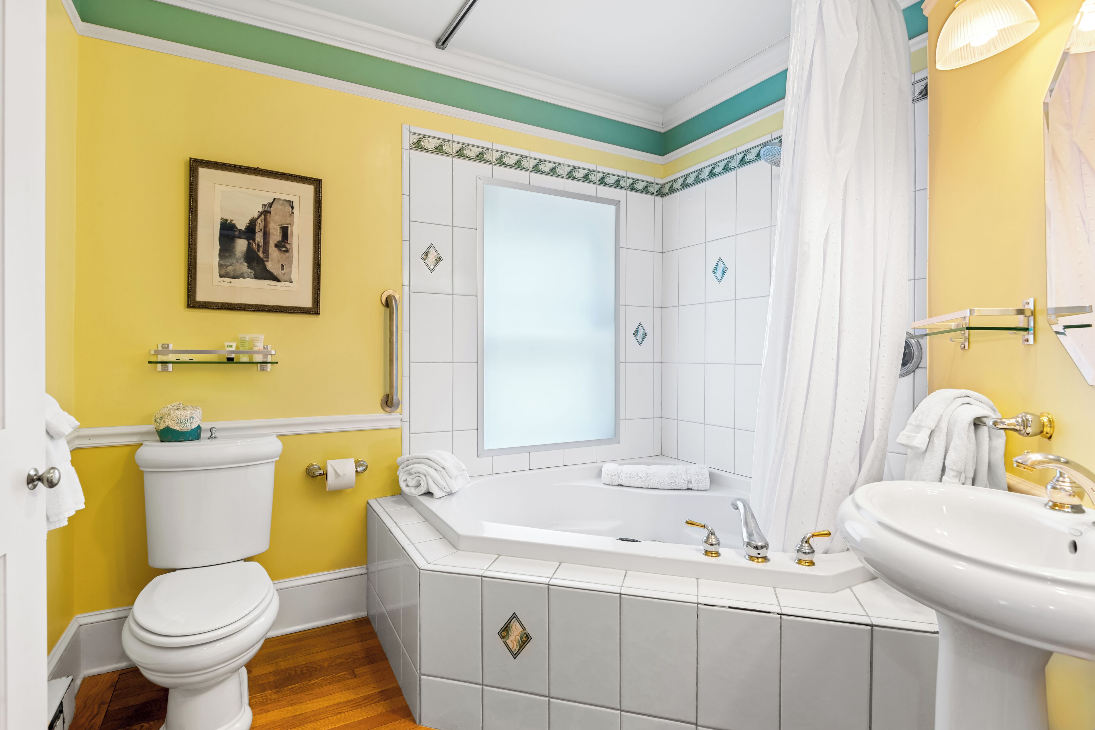 A bathroom with a toilet, bathtub, and sink.