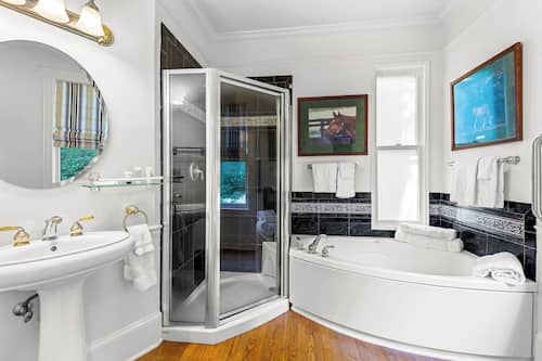 Chambre | Salle de bain | Ensemble baignoire-douche, baignoire à remous, séchoir à cheveux