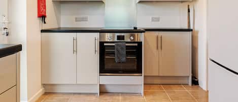 Kühlschrank, Mikrowelle, Geschirrspüler, Toaster