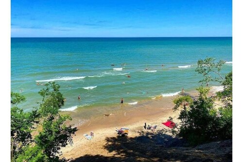 leisurely mile from 🐩 friendly Lake Michigan beach, HOT TUB 🥵 AVAILABLE!