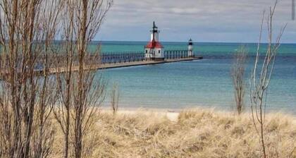 leisurely mile from 🐩 friendly Lake Michigan beach, HOT TUB 🥵 AVAILABLE!
