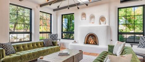 Smart TV, chimenea, libros y estéreo