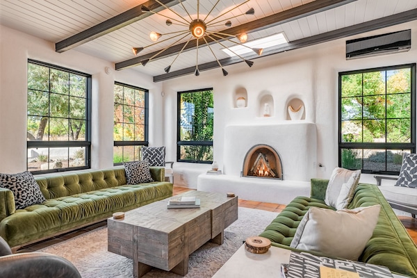 Smart-TV, peis, bøker og stereoanlegg