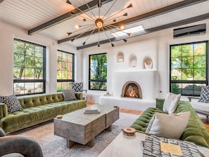Smart TV, fireplace, books, stereo - Gem Hacienda-Taos-Luxe Home-9 bedrooms-Sleeps 30-Book Now! (Taos)
