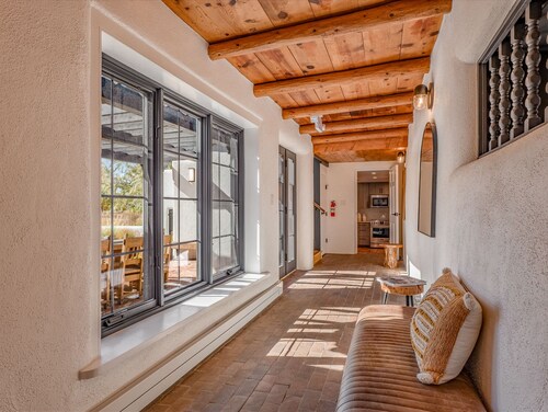 Gem Hacienda-Taos, NM-Thanksgiving in a Luxe Home-9 bedrooms-Sleeps 30-Book Now!