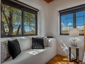 Smart TV, fireplace, books, stereo