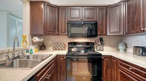 Fridge, microwave, oven, stovetop - Anchorage 405 (Siesta Key)