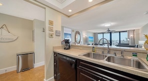 ثلاجة، ميكروويف، فرن، موقد طهي مسطح