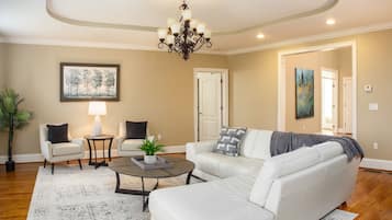 Een smart-tv, een open haard, videogames en Netflix