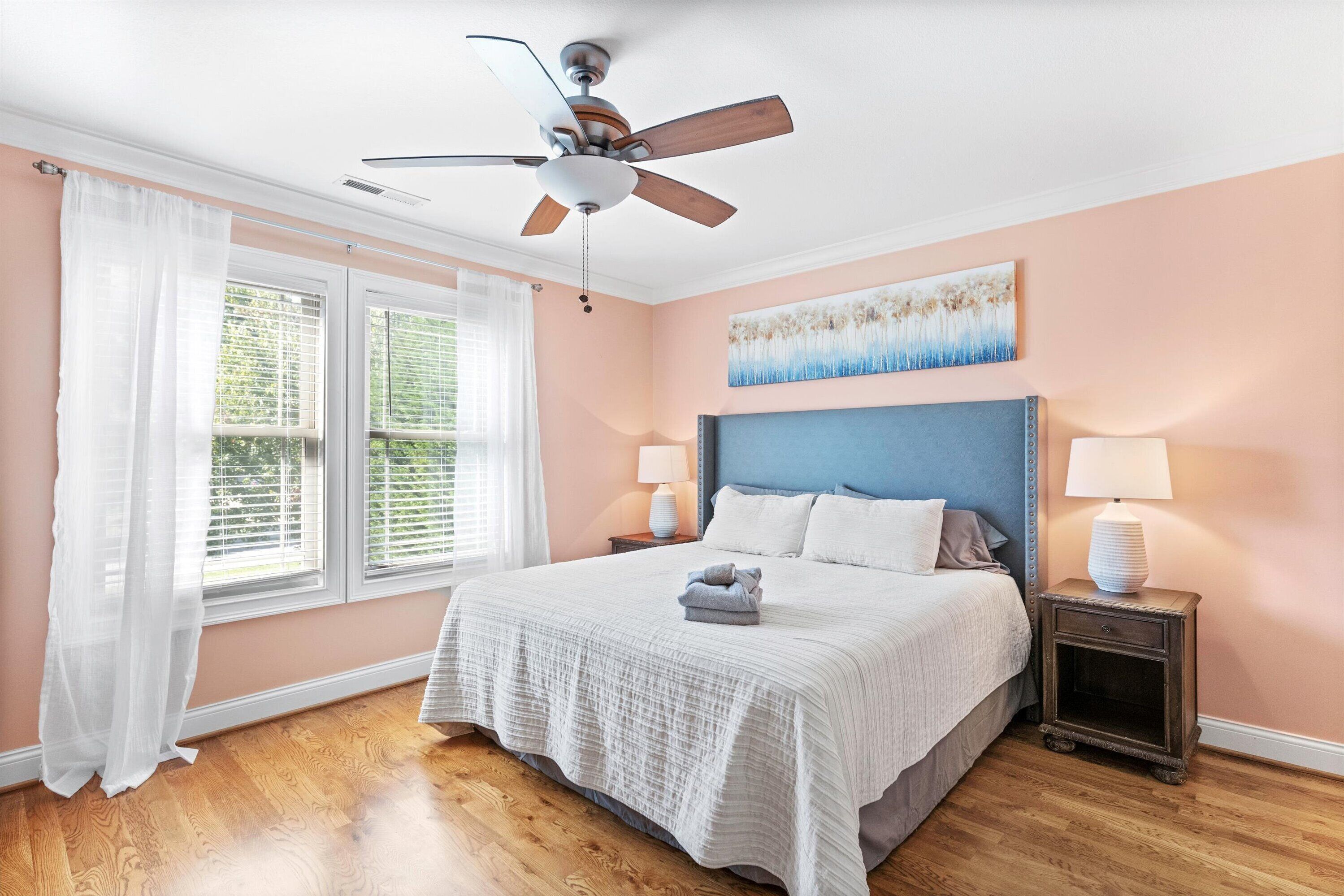 5 dormitorios, tabla de planchar con plancha, cuna de viaje