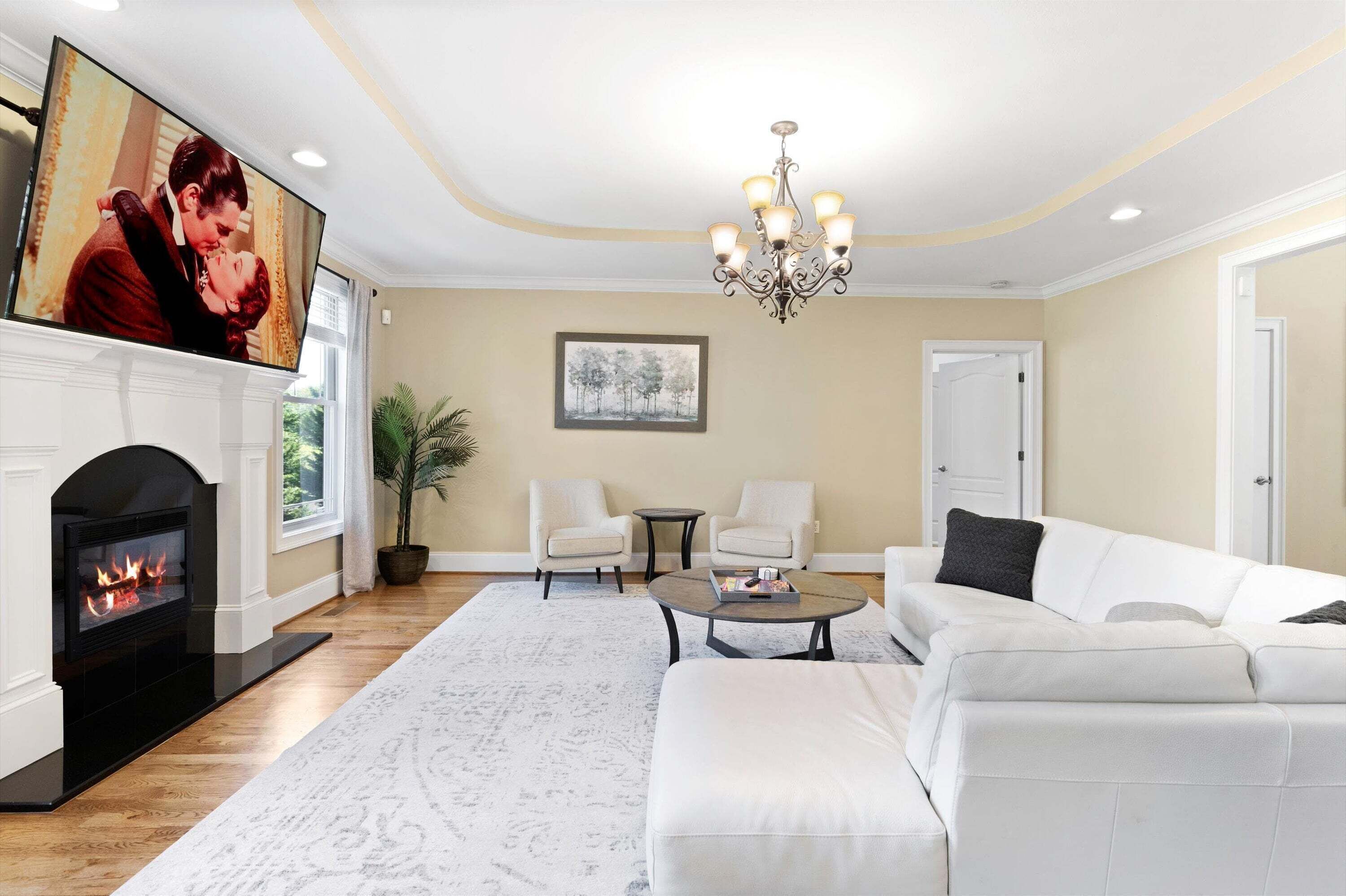 Een smart-tv, een open haard, videogames en Netflix