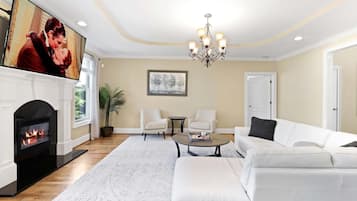 Een smart-tv, een open haard, videogames en Netflix