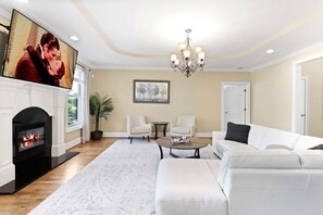 Een smart-tv, een open haard, videogames en Netflix