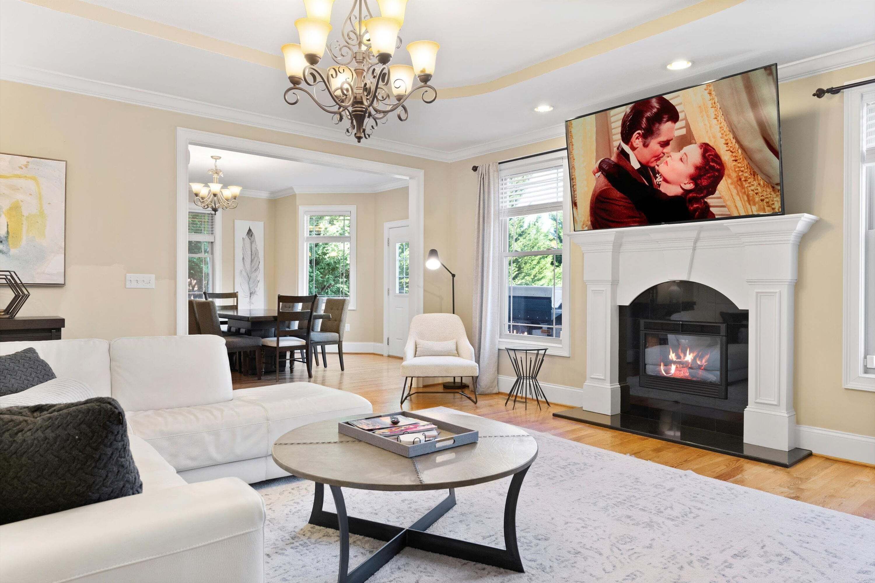 Een smart-tv, een open haard, videogames en Netflix