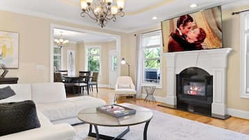 Een smart-tv, een open haard, videogames en Netflix