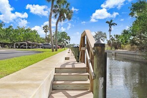 Unclassified image, 4 of 30, button