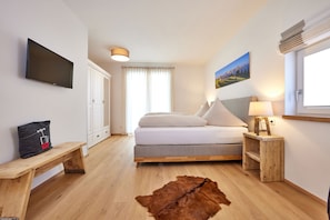 3 bedrooms, iron/ironing board, travel crib, free WiFi