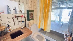 Ensemble baignoire-douche, séchoir à cheveux, serviettes fournies, savon